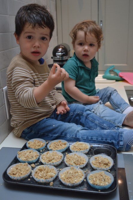rhubarb crumble muffins