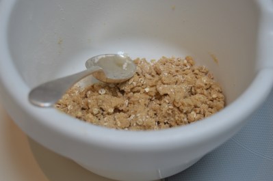 rhubarb crumble muffins