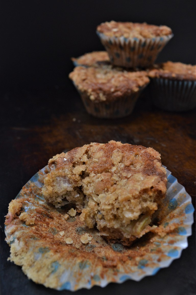 rhubarb crumble muffins