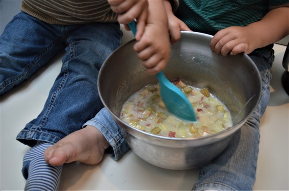 rhubarb crumble muffins