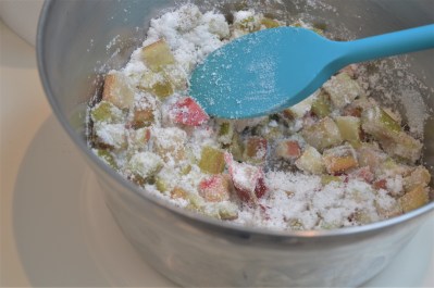 rhubarb crumble muffins